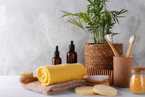 Ensemble d'articles de toilette écologiques haut de gamme pour hôtel : brosse à dents en bambou, peigne en bois, rasoir, pantoufles, accessoires de bain, kit d'accueil - Product Image 5