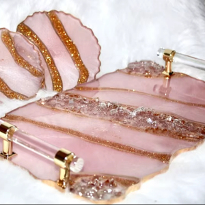 ถาดเรซิ่นกลิตเตอร์สีโรสโกลด์ทำมือทรงคลาสสิก พร้อมหูจับคริสตัลสีทอง ปรับแต่งได้ ถาดอเนกประสงค์และจานรองแก้วสุดหรู - Product Image 1