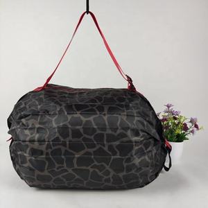 กระเป๋าผ้าไนลอนลายสัตว์ หูหิ้วสีแดง ดีไซน์พกพาสะดวก สไตล์แฟชั่น - Product Image 2