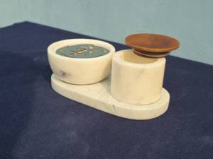Juego de Quemadores de Incienso de Mármol Beige Hechos a Mano con Tapa de Metal con Diseño de Palma y Tarro de Madera - Product Image 2