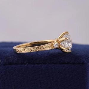 Anillo de compromiso de diamante de corte redondo en oro amarillo macizo con engaste de múltiples puntas, detalles laterales en forma de pera, banda de filigrana vintage sencilla y solitario. - Product Image 4