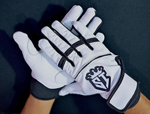 Guantes de Bateo SHAHI IMPEX de Piel Cabretta Rosa de Calidad Premium 0.09mm con Muñequera Floral Derecha, Cierre de Gancho y Bucle, Diseño Acolchado - Product Image 3