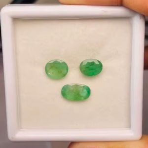 Esmeralda natural de corte ovalado, lote de 3 piedras preciosas de buena calidad con un brillo excelente y un bonito color verde, pulido perfecto para elaboración. - Product Image 6