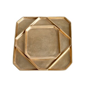 Plateau ovale en aluminium doré avec poignées pour une table à manger élégante et une décoration intérieure moderne, plateau de service au design élégant - Product Image 1