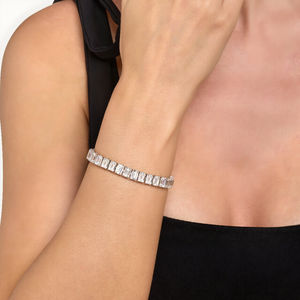 Pulsera Minimalista de Plata con Diamantes Cultivados en Laboratorio, Corte Esmeralda, Color DEF, Claridad VVS VS, 15 Gramos, 26.88 Quilates en Total, 44 Piedras, Venta al por Mayor - Product Image 3