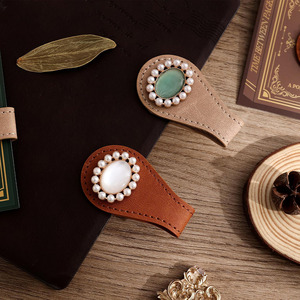 Marcador de página decorativo de hoja de arce en cuero, hecho a mano para una elegante organización de libros, a la venta a bajo precio. - Product Image 5