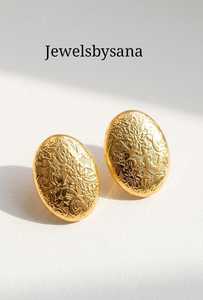 Pendientes de luna creciente dorada para mujer |   Modernos Pendientes en Forma de Luna Chapados en Oro |   Estilo Minimalista Dorado - Product Image 4