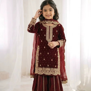 Ensemble Kurti Sharara brodé pour enfants avec dupatta – Tenue ethnique de créateur avec travail Zari pour les fêtes et les mariages, pour filles - Product Image 1