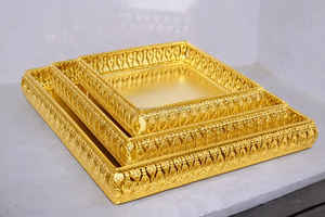 Juego de bandejas cuadradas de metal dorado contemporáneo, hechas a mano para regalos de fiesta - Product Image 1
