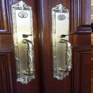 Elegantes manijas de palanca en oro y plata con placas traseras de filigrana ornamentada para puertas de madera oscura, disponibles a precios de mayorista. - Product Image 6