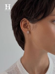 Pendientes de Aro con Diseño de Cruz de Oro de 14K y Diamantes, Fabricante de Joyería Fina de Lujo - Product Image 4