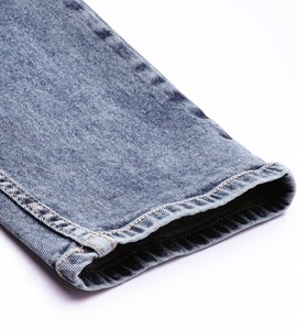 กางเกงยีนส์ทรงบอยเฟรนด์สำหรับผู้ชาย สไตล์ลำลอง เท่ห์ๆ น้ำหนักเบา ระบายอากาศได้ดี เอวกลาง แต่งขาดเล็กน้อย เหมาะสำหรับปาร์ตี้และวันหยุด - Product Image 4