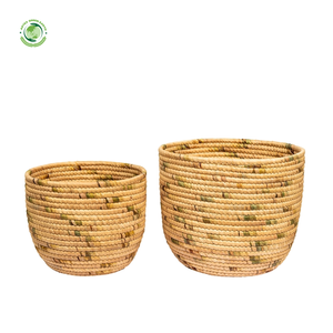 Ensemble de 2 paniers robustes en jacinthe d'eau tressée, faits à la main, pour le rangement, vente en gros, écologiques, fabriqués au Vietnam - Product Image 1