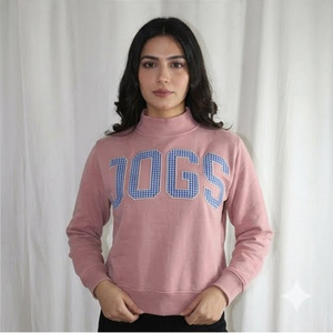 Sudadera Rosa de Cuello Alto para Mujer con Estampado a Cuadros Azules y Letras JOGS, Corte Regular, Tejido de Algodón, para Otoño - Product Image 1