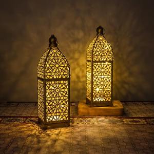 Farol Hecho a Mano de Acero Inoxidable con Acabado Dorado y Patrón Árabe para Decoración Navideña del Hogar, Iluminación Festiva, Centro de Mesa, India - Product Image 1