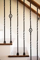 Balustres en fonte noire mate modernes avec revêtement en poudre, design torsadé, pour rampes d'escalier de villa, fixation au sol, résistants à la rouille