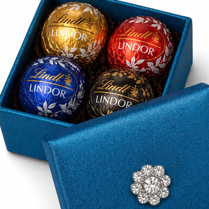 กล่องของชำร่วยงานแต่งงานไม้สีน้ำเงินรอยัล พร้อมเข็มกลัดคริสตัล |   ผลงานสร้างสรรค์อันทรงเกียรติ |   เชียงใหม่ ประเทศไทย |   ความหรูหราสมัยใหม่ |   OEM - Product Image 2