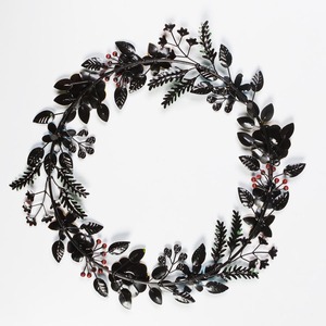 Couronne métallique vibrante avec des fleurs peintes colorées, des fougères vertes luxuriantes, des baies mélangées et des accents floraux fantaisistes pour la décoration - Product Image 5