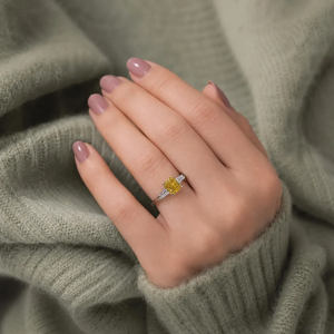 แหวนหมั้นและแหวนแต่งงานทองคำขาว 14K ประดับเพชร Om Gems สีเหลืองแฟนซี 2.0 กะรัต ทรงเรเดียนท์คัท แหวนทองสามเม็ดสำหรับผู้หญิง - Product Image 3