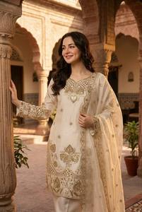 Ensemble de vêtements de fête en soie – Kurti brodé de créateur avec palazzo et dupatta - Product Image 3