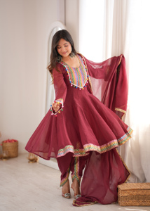 Ensemble Kurti Dhoti en tissu contemporain et texturé avec col brodé et dupatta en dentelle dorée, prêt-à-porter, tenue ethnique pour femme - Product Image 3