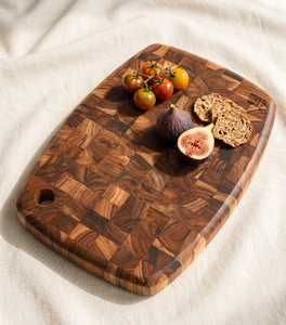 Planche à découper rectangulaire en teck naturel - Planche de préparation écologique à carreaux avec trou de suspension, compatible lave-vaisselle - Product Image 1