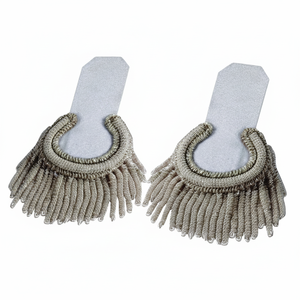 แผ่นประดับไหล่แบบพรีเมียม สีขาวและสีเงิน ทำจากผ้าฝ้ายผสมโพลีเอสเตอร์ พร้อมพู่ห้อยสีเงิน - Product Image 2