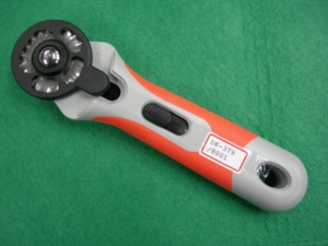Coupe-papier rotatif DK-379 45MM |   Lames droites, lames ondulées, lames dentelées, lame rotative rétractable à manche caoutchouté droit - Product Image 1