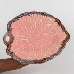 Plato Decorativo de Cerámica Rosa con Diseño Floral Texturizado y Borde Rústico, Plato para Servir con Asa para Decoración de Mesa de Cocina - Product Image 1