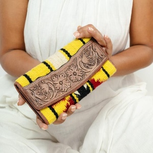 Cartera de mano de cuero acolchado azteca occidental para mujer, Cartera de herramientas multicolor, cartera multiusos de cuero acolchado azteca única, novedad - Product Image 1