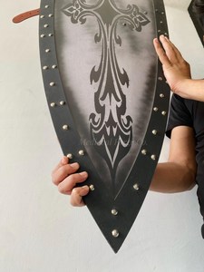 โล่เหล็กทำมือสไตล์โกธิคสำหรับอัศวิน พร้อมเคลือบเงาแบบนุ่มนวล |   ของตกแต่งรูปกางเขนสีดำสไตล์ครูเสดด์ ดีไซน์โบราณผสมผสานความทันสมัย - Product Image 2