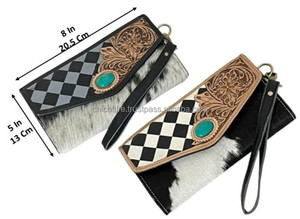 Portefeuille Western en cuir de vachette avec pierre turquoise, motif quadrillé en cuir ciselé à la main, pochette à poignet pour femme - Product Image 2