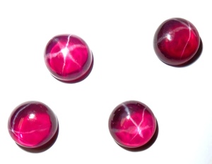 Rubis étoilé transparent rond 10x10 mm 6 carats, cabochon poli créé en laboratoire avec effet étoile à 6 branches pour la fabrication de bijoux - Product Image 5