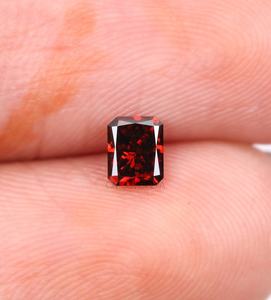 เพชร OM GEMS ทรง Radiant Cut สีแดงเข้มแฟนซี น้ำหนัก 1.5 กะรัต เพาะเลี้ยงในห้องปฏิบัติการ เจาะด้วยเลเซอร์ รับรองโดย IGI คุณภาพ VVS-VS สำหรับทำเครื่องประดับ - Product Image 6