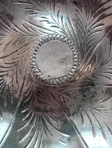 Plateau décoratif vintage en métal argenté en forme de fleur, avec centre gravé en feuille et pétales, pour la décoration intérieure - Product Image 4