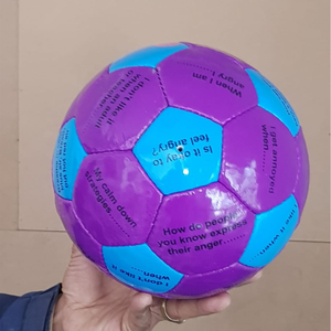 Balón de Fútbol Morado y Azul con Serigrafía de Preguntas para el Aprendizaje Emocional y el Desarrollo de Habilidades de Comunicación - Product Image 2