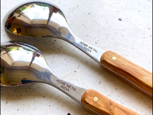 Juego de dos utensilios para servir ensalada con mangos curvos de madera, acabado plateado espejo con madera de olivo marrón, para el hogar, hoteles y restaurantes, hechos a mano. - Product Image 2