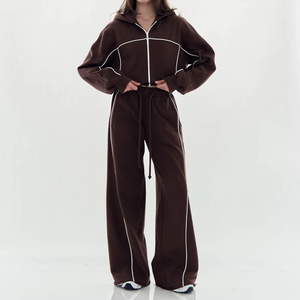 Ensemble de sport pour femme personnalisé : sweat à capuche court ample et pantalon de survêtement large – Survêtement de gym rouge confortable et élégant pour femme - Product Image 4
