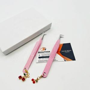 Pinzas para Extensión de Pestañas de 90 Grados, Delgadas y con Volumen, Logotipo Grabado Personalizado, Acero Sostenible, Pinzas de Belleza con Encanto de Cereza - Product Image 5