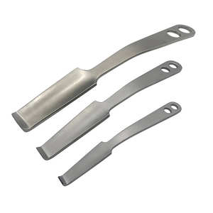 Retractor femoral con gancho de extracción dentado para cirugía ortopédica de reemplazo de cadera, de Dentavex - Product Image 1