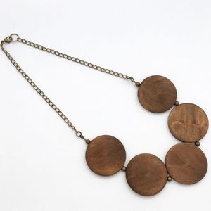 Collier avec pendentif en bois en forme de croix fait à la main pour femmes, bijoux fantaisie - Product Image 3