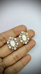Boucles d'oreilles clous en alliage plaqué or avec perles et fleurs, bijoux classiques pour femmes, boucles d'oreilles de mode pour mariage - Product Image 3
