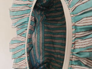 Elegante y Moderno Estuche Cosmético de Algodón con Volantes y Diseño Floral Ecológico, Hecho a Mano, Organizador para Maquillaje, Joyas, Lápiz Labial y Loción - Product Image 5