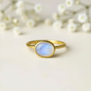 Bague artisanale en laiton avec pierre de lune ronde, style bohème minimaliste, bijou de guérison empilable pour femme - Product Image 3