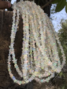 Collier de perles de copeaux d'opale éthiopienne, lisse, multicolore, effet feu (16 pouces) - Product Image 5
