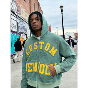 Maquette gratuite : Sweat à capuche oversize personnalisé avec strass, style streetwear vieilli, fermeture éclair et poche kangourou - Product Image 3