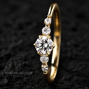 แหวนเพชรทรงกลมมินิมอลประดับเพชรไล่ระดับด้านข้าง ทอง 14K 18K แหวนหมั้นสั่งทำพิเศษ - Product Image 1
