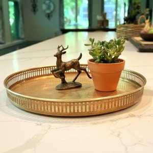 Bandeja Redonda de Latón Hecha a Mano de Lujo con Borde Decorativo, Plato de Metal Dorado Premium para Mesa de Centro, Hogar y Hotel - Product Image 1