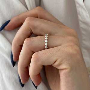 Bague de mariage avec diamants flottants de 1 carat, fine alliance éternelle 3/4, bague de mariage minimaliste en or jaune 14 carats avec diamants de laboratoire - Product Image 5