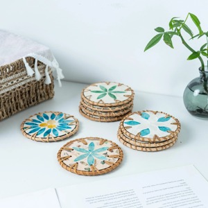 Ensemble de sous-verres en nacre bleue et blanche et en rotin, parfait pour une utilisation festive, décoration de table de fête et cadeaux, provenant d'Inde - Product Image 3